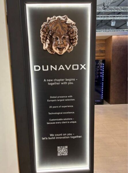 Dunavox stand tervezés eg ykis gag Bacchus isten  mosolyog