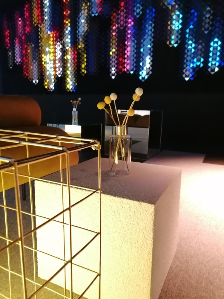 Legyen fény! installáció részlet szárazvirág dekorációval és kubusokkal