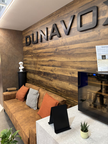 Dunavox stand tervezés kanapé