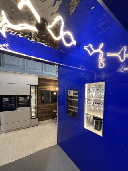 dunavox stand tervezés Löhne németországi kiállításra, kék kubus belső