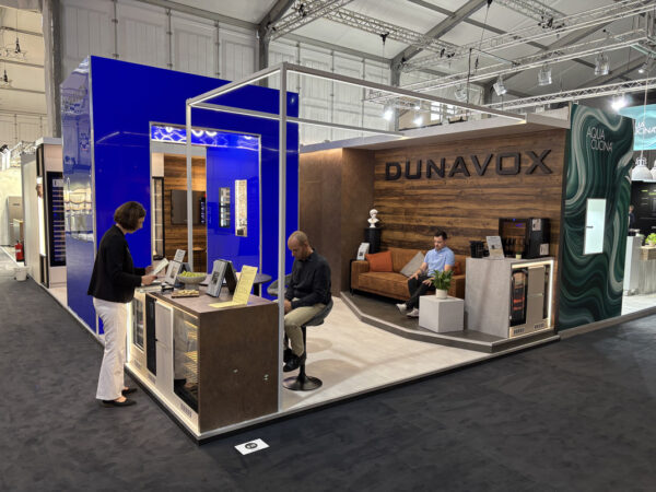 dunavox stand tervezés Löhne németországi kiállításra, konyhasziget, kanapé, látogatókkal